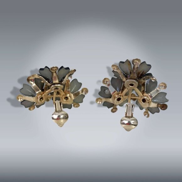 VINTAGE 50s Black Flower Trio Clip on Earrings Enamel and Gold Metal - Picture 4 of 7
